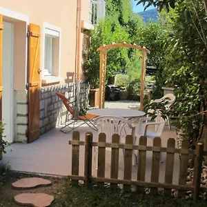 T2 Refait A Neuf Avec Petit Jardin Et Parking Appartement